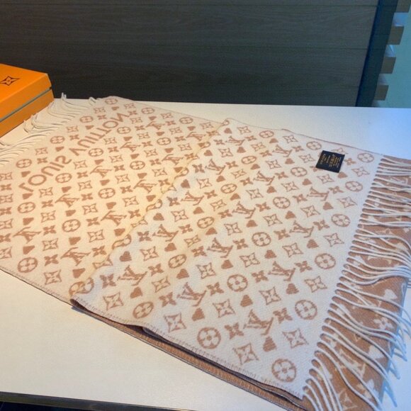 Louis Vuitton Monogram wool scarf - Picture 7 of 8